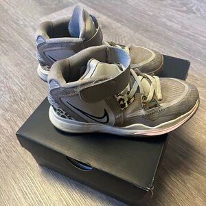 👟⭐️Worn Kyrie high top Nike Sneaker⭐️👟